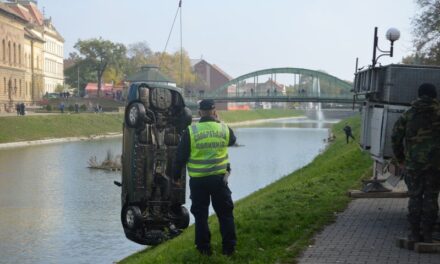 IZ JEZERA IZVUČEN AUTOMOBIL NASTARADALOG MLADIĆA-FOTO