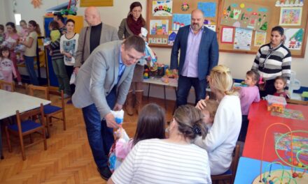 GRADONAČELNIK URUČIO PAKETIĆE DECI NA  PEDIJATRIJI I POKLONE NAJSTARIJIM SUGRAĐANIMA U GERONTOLOŠKOM CENTRU