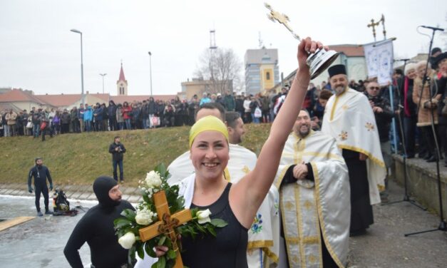 TIJANA SIČ POBEDNIK PLIVANJA ZA ČASNI KRST U ZRENJANINU ( VIDEO)