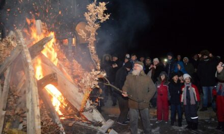 U NOVOM HRAMU NA ZELENOM POLJU ZAPALJEN BADNJAK- VIDEO