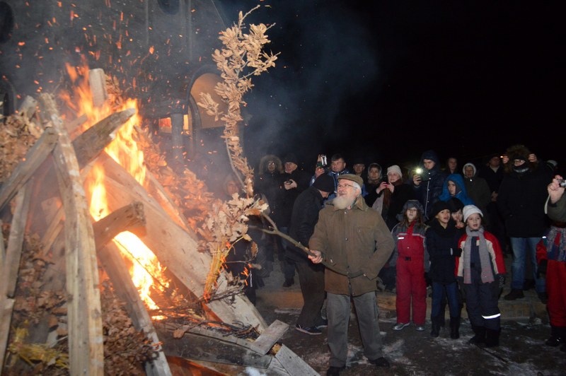 U NOVOM HRAMU NA ZELENOM POLJU ZAPALJEN BADNJAK- VIDEO