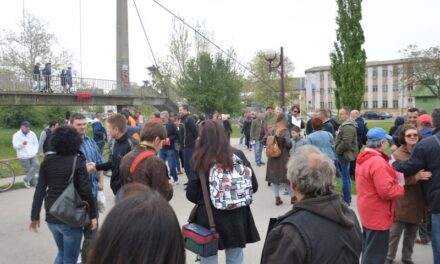 ODRŽAN PROTEST GRAĐANA KOD JEZERA U CENTRU GRADA