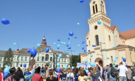 SVETSKI DAN OSOBA SA AUTIZMOM OBELEŽEN U ZRENJANINU- PUŠTENI PLAVI BALONI U ZNAK PODRŠKE