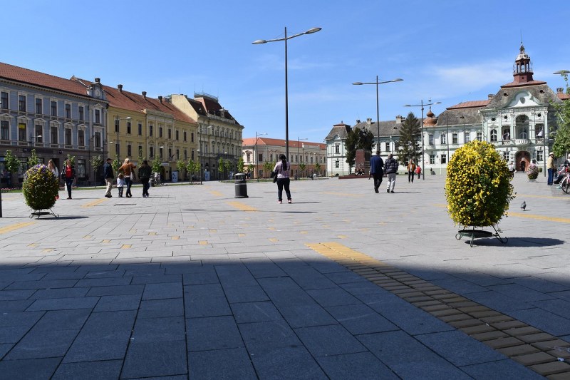 Cvetni stubovi u obliku uskršnjih jaja krase grad