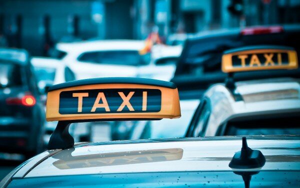 UHAPŠENO ODGOVORNO LICE TAXI UDRUŽENJA ZBOG UTAJE POREZA I LAŽNIH UGOVORA O RADU