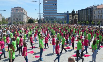 NAJLEPŠA SLIKA ZRENJANINA- TRADICIONALNI MATURANTSKI PLES TAČNO U PODNE (FOTO GALERIJA)