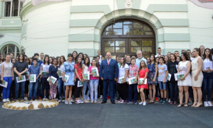 NAJBOLJIM OSNOVCIMA I SREDNJOŠKOLCIMA URUČENE VUKOVE DIPLOME (FOTO)