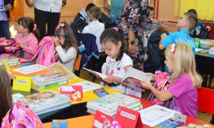 Grad Zrenjanin pored besplatnih đačkih torbi obezbedio i besplatne udžbenike za sve đake prvake