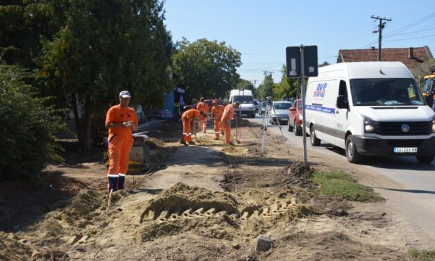 NA ZELENOM POLJU UVELIKO TRAJU RADOVI- nakon više od 40 godina obnavlja se plato ispred MZ (FOTO)