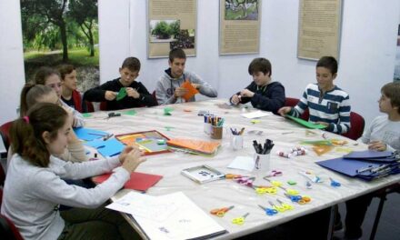 U zrenjaninskom muzeju održana je radionica „DECA POD DUDOM“ u kojoj su učestvovali učenici tri zrenjaninske osnovne škole