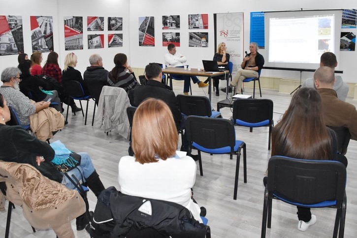 ODRŽANA TRIBINA O MEDIJSKOJ FOTOGRAFIJI U KULTURNOM CENTRU