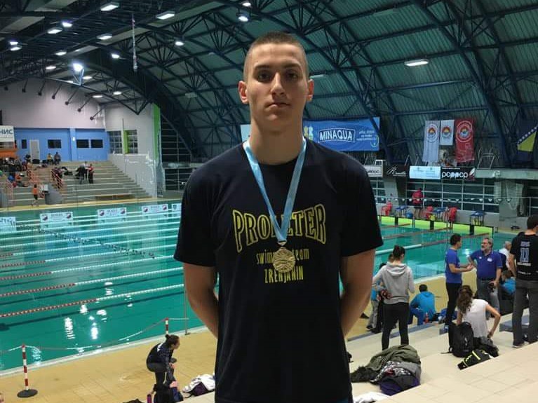 Plivači Proletera osvojili 18 medalja na prvenstvu Srbije – Nikola  Aćin briljirao