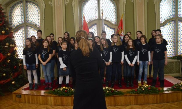 Gradski dečiji hor nastupa na „Božićnom seocetu kod Hrama“ na platou ispred Hrama Svetog Save