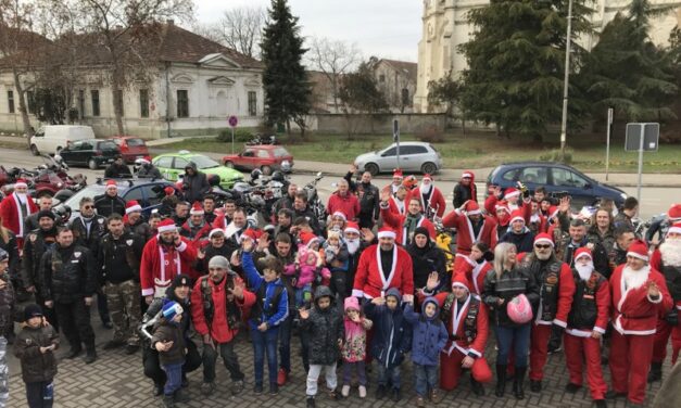 MOTO DEDA MRAZOVI DODELILI PAKETIĆE MALIŠANIMA