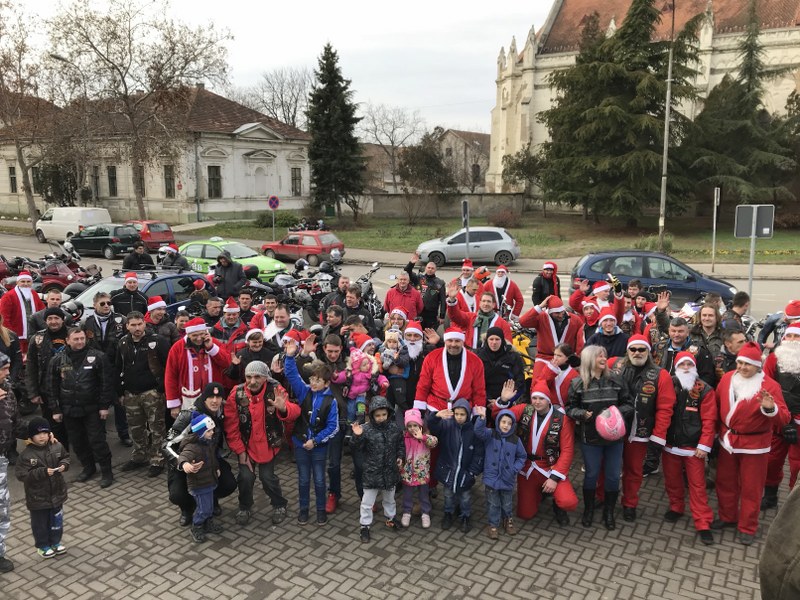 MOTO DEDA MRAZOVI DODELILI PAKETIĆE MALIŠANIMA