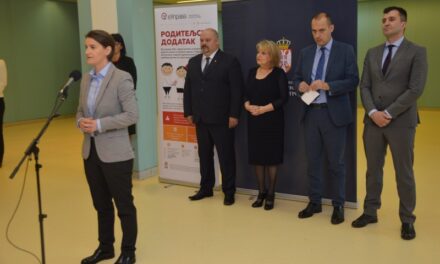 ANA BRNABIĆ TOKOM POSETE ZRENJANINU- NA POMOLU REŠENJE ZA PIJAĆU VODU