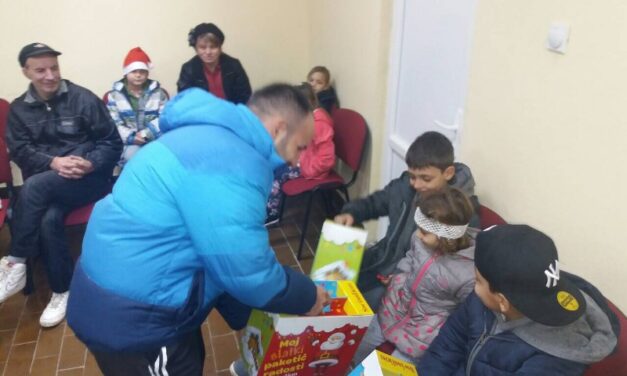 MO SPS u Tomaševcu podelio novogodišnje paketiće najmlađima! Organizatori im ulepšali dan!