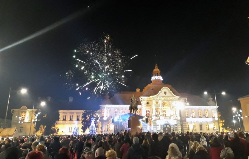 DOČEK SRPSKE NOVE GODINE NA TRGU UZ TRUBAČE I KUVANO VINO