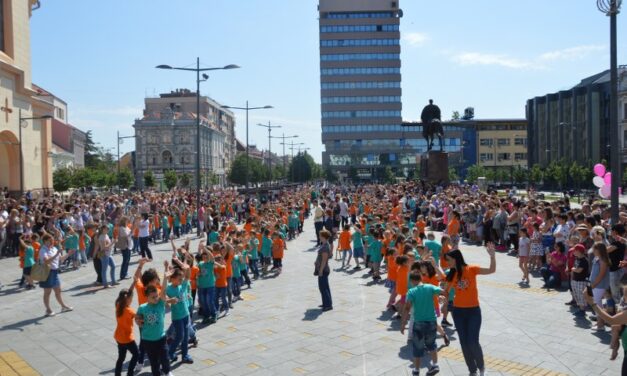 ZRENJANINSKI PREDŠKOLCI ULEPŠALI CENTAR GRADA (FOTO)