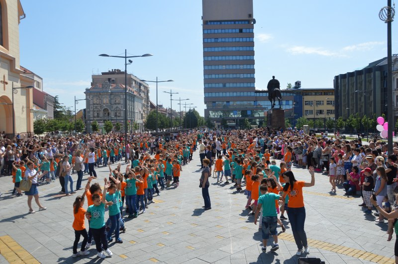 ZRENJANINSKI PREDŠKOLCI ULEPŠALI CENTAR GRADA (FOTO)