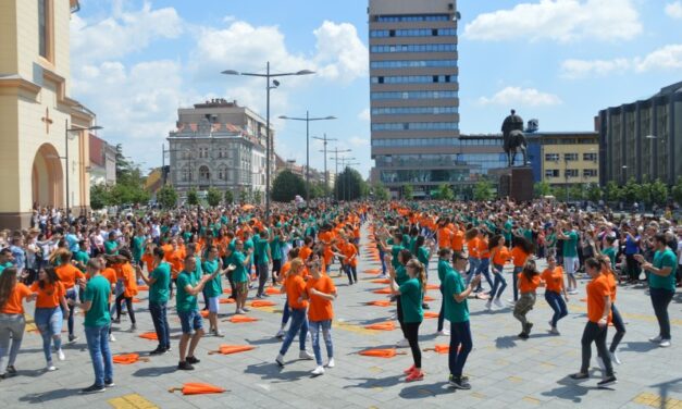 Najlepša slika iz centra Zrenjanina- ples maturanata (FOTO)