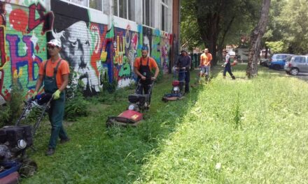 U toku radovi na košenju trave na  zelenim površinama  u gradu