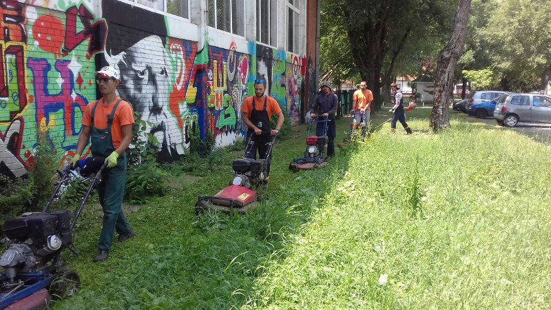U toku radovi na košenju trave na  zelenim površinama  u gradu