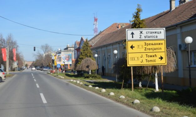 DEZINFEKCIJA ULICA I JAVNIH POVRŠINA U OPŠTINI SEČANJ U TOKU