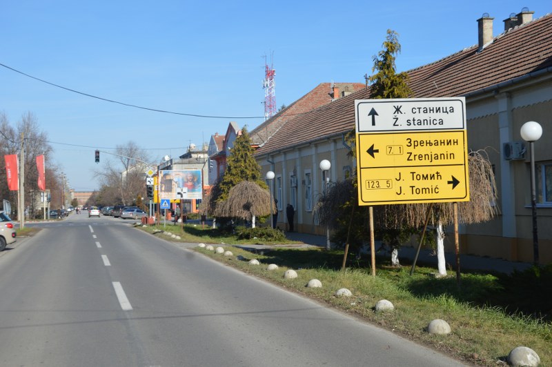 DEZINFEKCIJA ULICA I JAVNIH POVRŠINA U OPŠTINI SEČANJ U TOKU