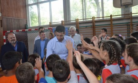 Ministar Udovičić uručio sportske rekvizite Osnovnoj školi Petar Petrović Njegoš