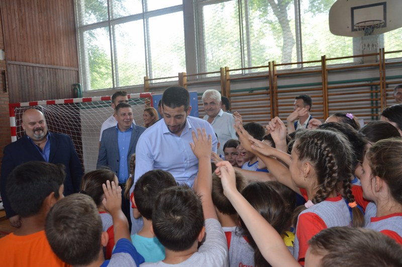 Ministar Udovičić uručio sportske rekvizite Osnovnoj školi Petar Petrović Njegoš