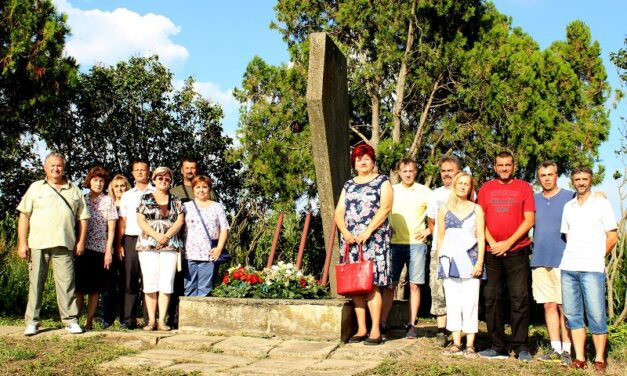 TRI DELEGACIJE POLOŽILE CVEĆE NA SPOMENIKA KOJI SE NALAZI NA PUTU ZRENjANIN- MIHAJLOVO