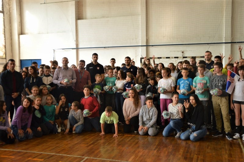 Rukometni reprezentativci podelili lopte učenicima OŠ “Žarko Zrenjanin“