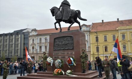 Pogledajte kako je u centru Zrenjanina obeležena stogodišnjica oslobođenja grada (FOTO)