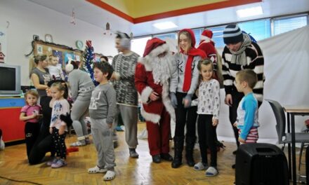 Podeljeni paketići na dečijem odeljenju bolnice „Đorđe Joanović”