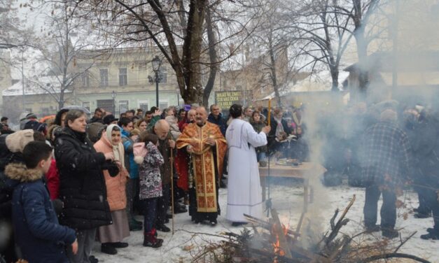 UPALJEN BADNJAK  ISPRED HRAMA U SVETOSAVSKOJ – VIDEO