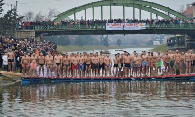 PLIVANJE ZA ČASNI KRST U ZRENJANINU UZ REKORDAN BROJ PLIVAČA (VIDEO)