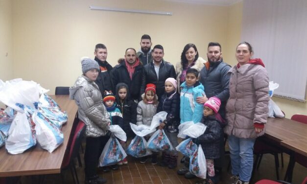 MO SPS u Tomaševcu tradicionalno podelio novogodišnje paketiće najmlađima