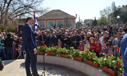 PREDSEDNIK VUČIĆ POSETIO SEČANJ (FOTO)