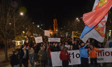 Osmi protest u Zrenjaninu- okupljeni pružili podršku uhapšenim Zrenjanincima
