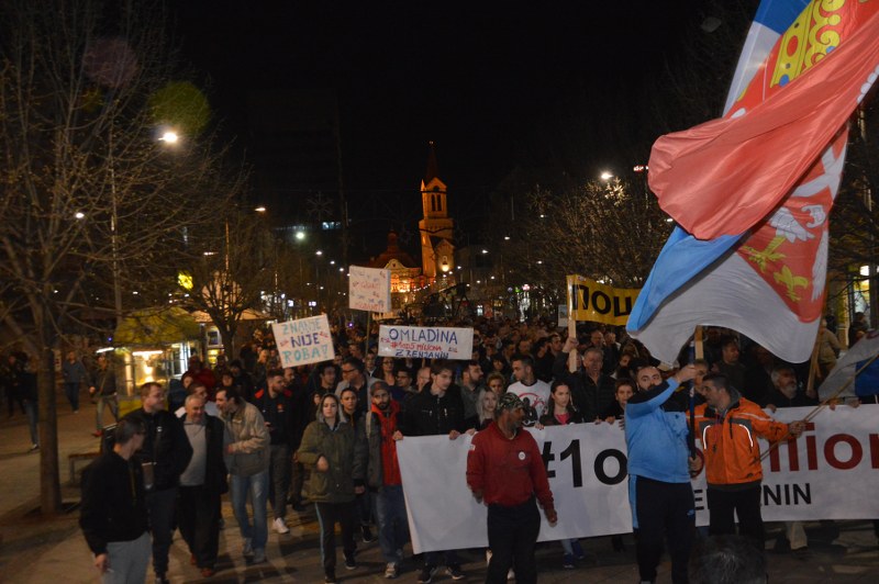 Osmi protest u Zrenjaninu- okupljeni pružili podršku uhapšenim Zrenjanincima