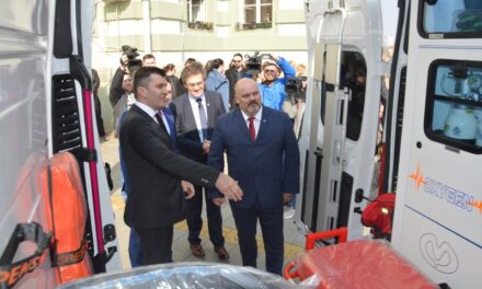Ministar Đorđević uručio gradu novo sanitetsko vozilo