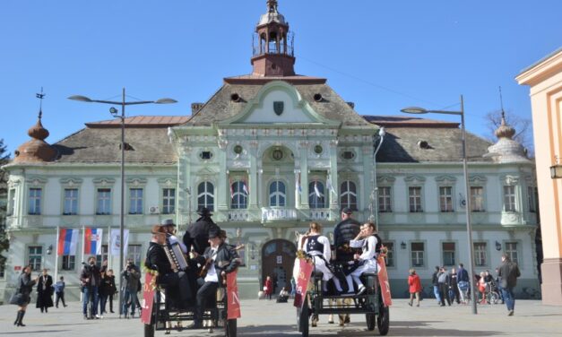 Zrenjaninci, fijakeri prolaze zrenjaninskim ulicama i dele Zrenjaninsko pivo (FOTO)