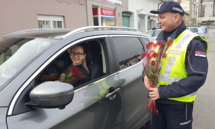 PRIPADNICI PU ZRENJANIN ČESTITALI SU DAMAMA OSMI MART