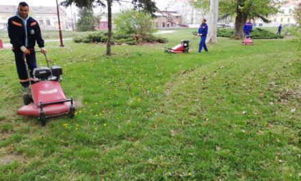 Prolećno uređivanje grada – košenje zelenih površina u toku