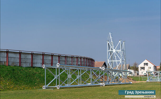 Postavljeni prvi segmenti na tri reflektorska stuba na stadionu