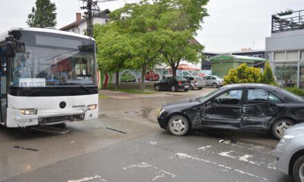 SUDAR GRADSKOG AUTOBUSA I PUTNIČKOG VOZILA (FOTO)