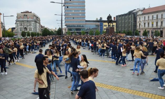 Najlepša slika iz centra Zrenjanina- ples maturanata (FOTO)