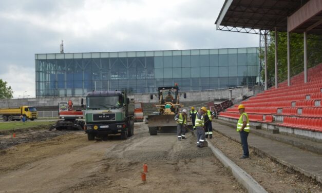 Predsednik Pokrajinske vlade Igor Mirović obišao radove na Gradskom stadionu