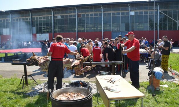 RUKOMETAŠI PROLETERA POČASTILI SUGRAĐANE POVODOM ULASKA U SUPER LIGU (FOTO)